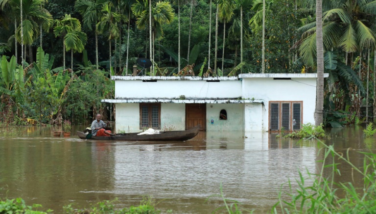 Casa meio submersa no distrito de Kochi, estado indiano de Kerala - AFP Casa meio submersa no distrito de Kochi, estado indiano de Kerala - AFP